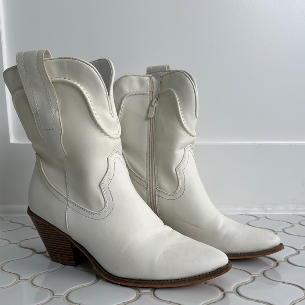 Dream Pairs White Heeled Boots with Cuban Heel
